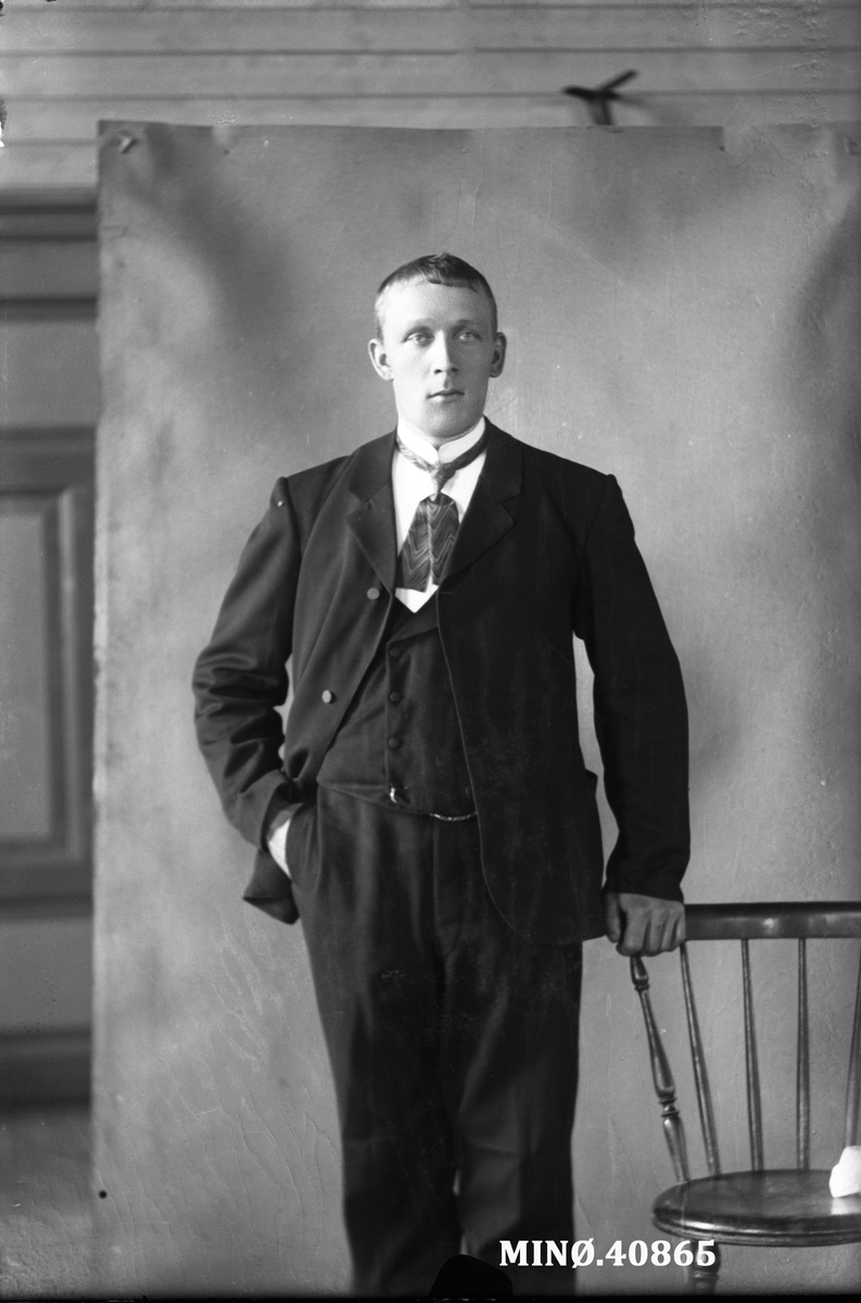 Oscar Holte, Portrett av mann - Rolf Ellefsen