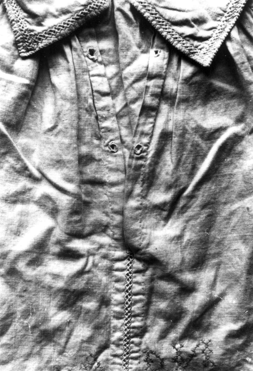 Anna Grostøl, Detalj av forstykke på skjorte med krave. Eiken, Hægebostad, Vest-Agder 1941.