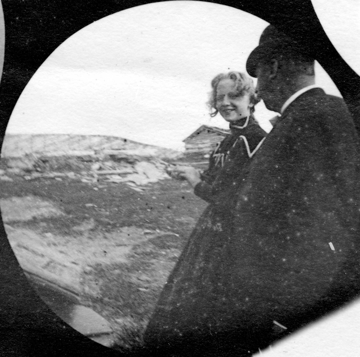 Fredrik Carl Mülertz Størmer, Frk. Alnæs og en mann i fjellandskap med seterbuer og skigard, Golå, Sør-Fron, Oppland.