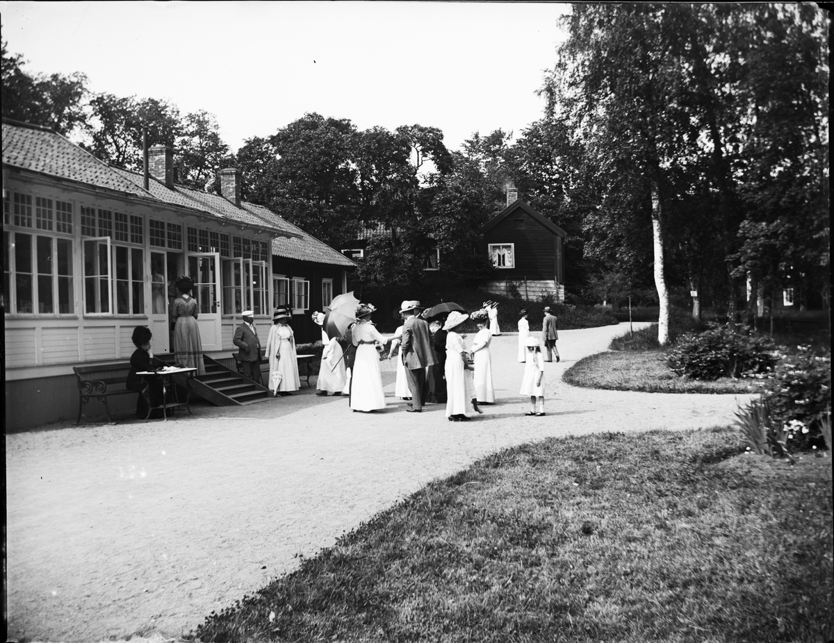 Okänd,, Folksamling utanför restaurangen, Sätra brunn, Sala
