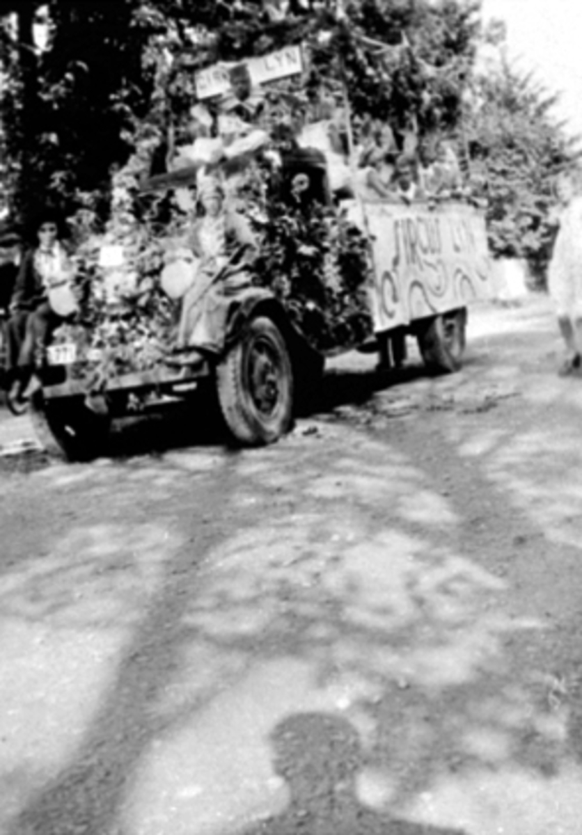 Anno Domkirkeodden, Hamardagen 1939, Sirkus Lyn vant førstepremie for fineste dekorerte bil. Blomstene var gitt av gartner Fuglseth, lastebilen var utlånt av Arne Nordseng. Utkledde barn fra Håkonsgate sitter på lasteplanet.