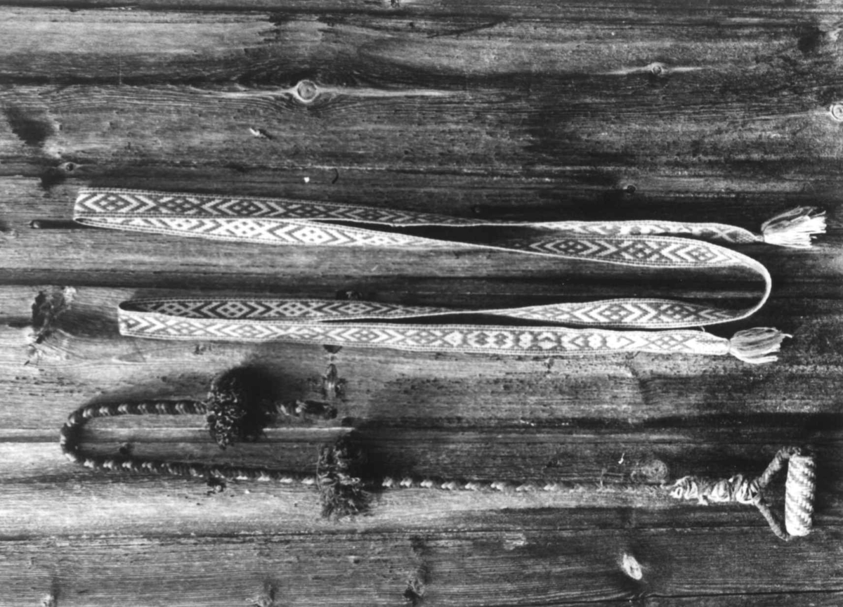 Anna Grostøl, Sebgebånd med håndtak og et vevd bånd. Rostadal, Målselv, Troms 1940-årene.