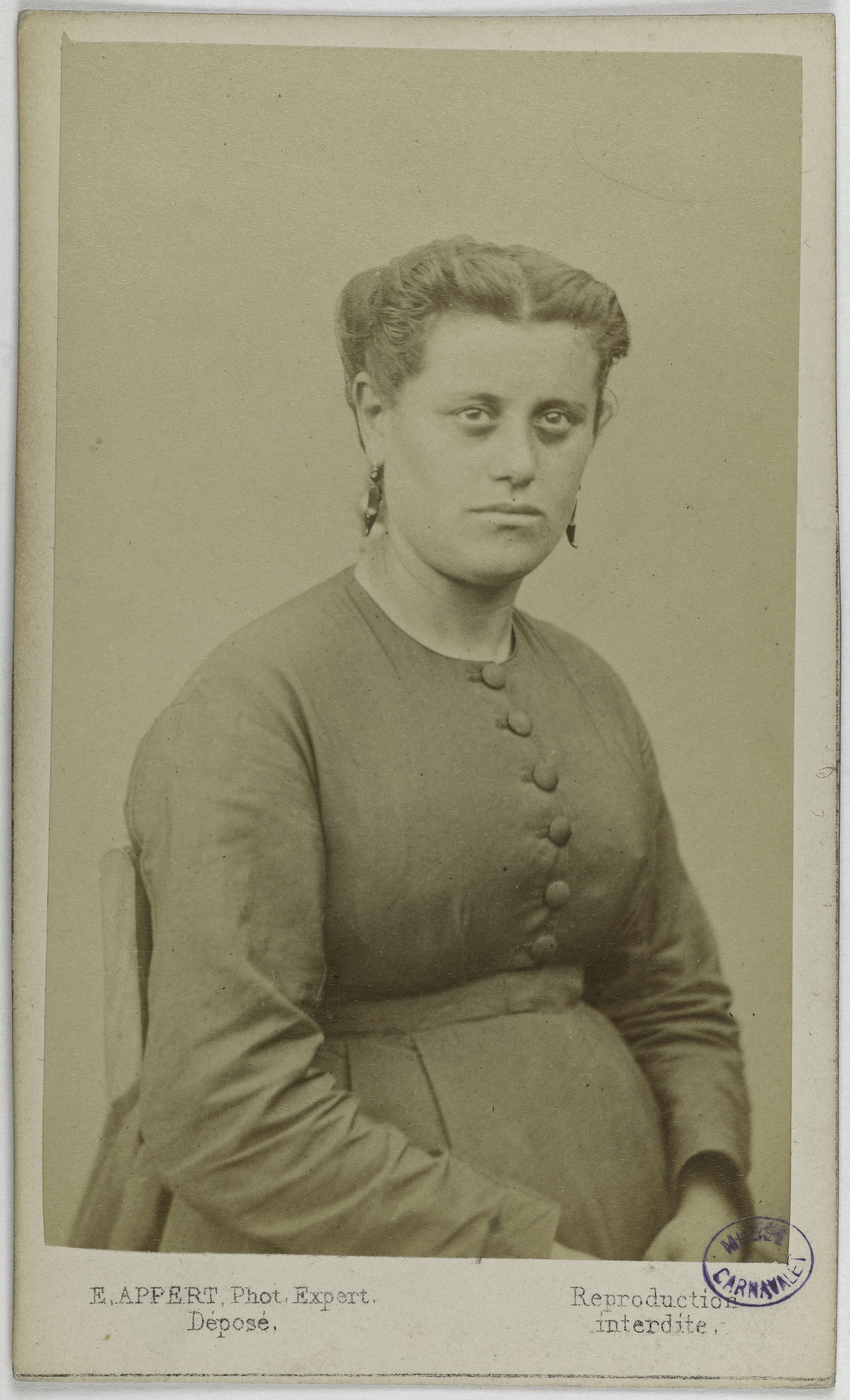 Ernest Charles Appert, Portrait de Petit Louise , pris à la prison des Chantiers à Versailles. Commune de Paris, 1871.