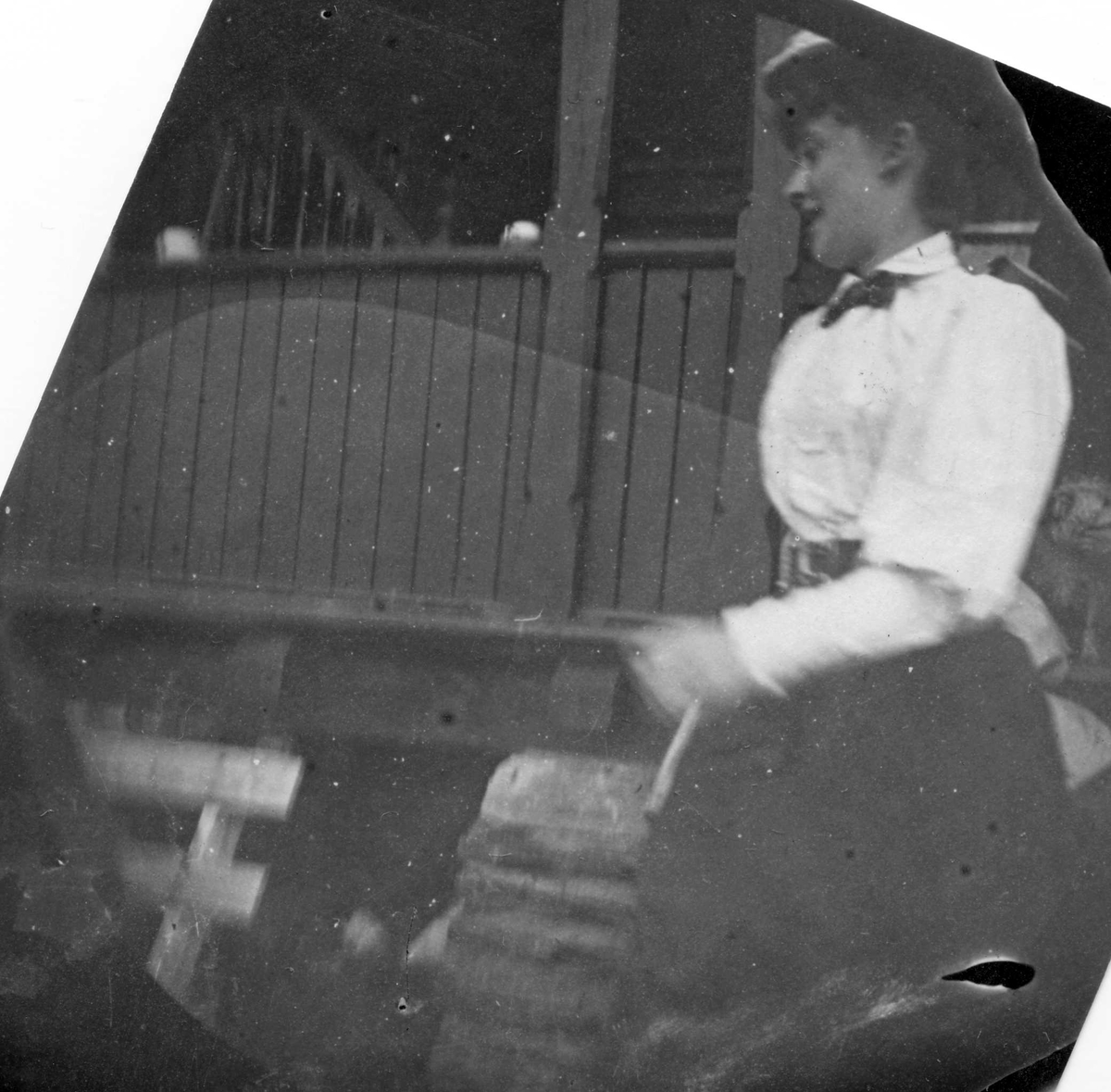 Fredrik Carl Mülertz Størmer, Frk. Anna Holm foran hus med veranda på Golå, Sør-Fron, Oppland.