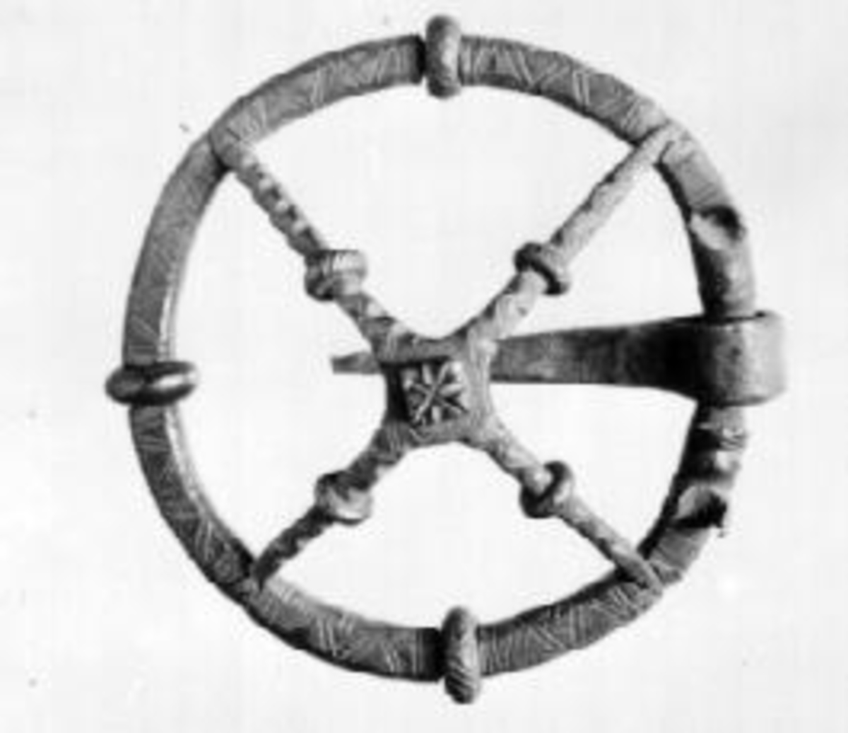 Anno Domkirkeodden, Gjenstand nr. C 14859. Dørring fra Baldishoel kirke, Nes, Hedmark. Original i naturlig størrelse. Ca. 7 cm i diameter.