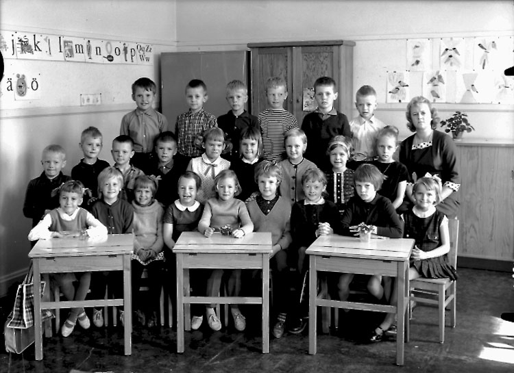 Sven Lindskog, Almby Östra skola, klassrumsinteriör, 24 skolbarn med lärarinna fru Eva Zimmerman. Klass 1C, sal 3.