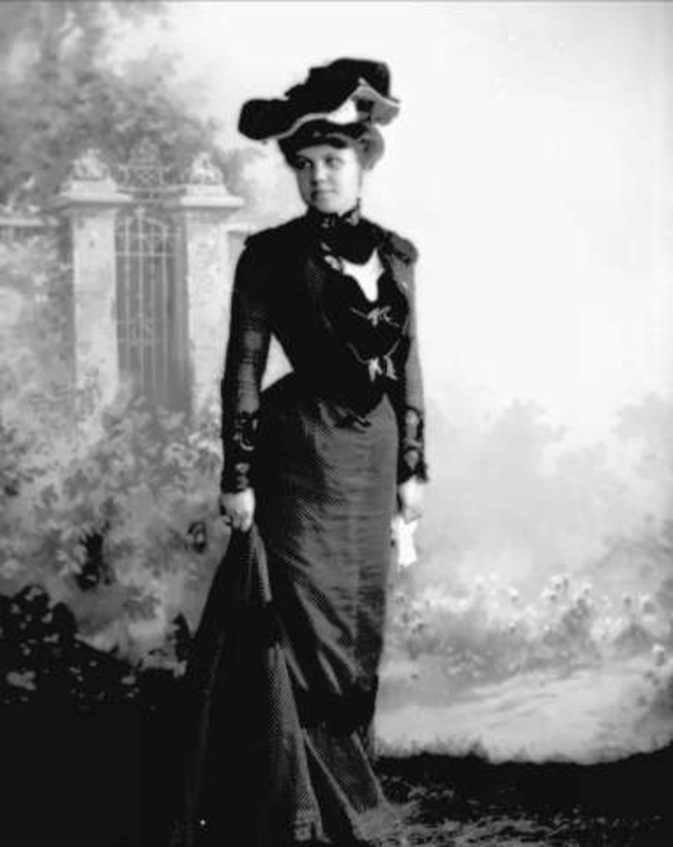 Gustav Borgen, Portrett, kvinne i mørk kjole, med hatt. Mrs A. S. Olney.