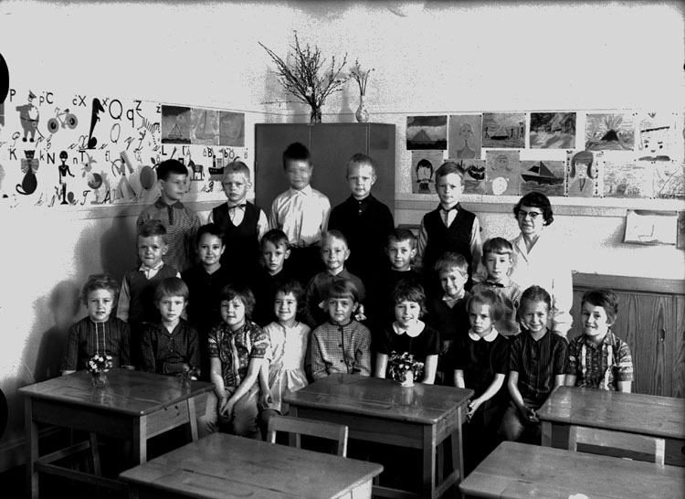 Sven Lindskog, Almby Eastern school, classroom interior, 21 schoolchildren with teacher Miss Karin Ohlsson. Class 1af, Hall 6.