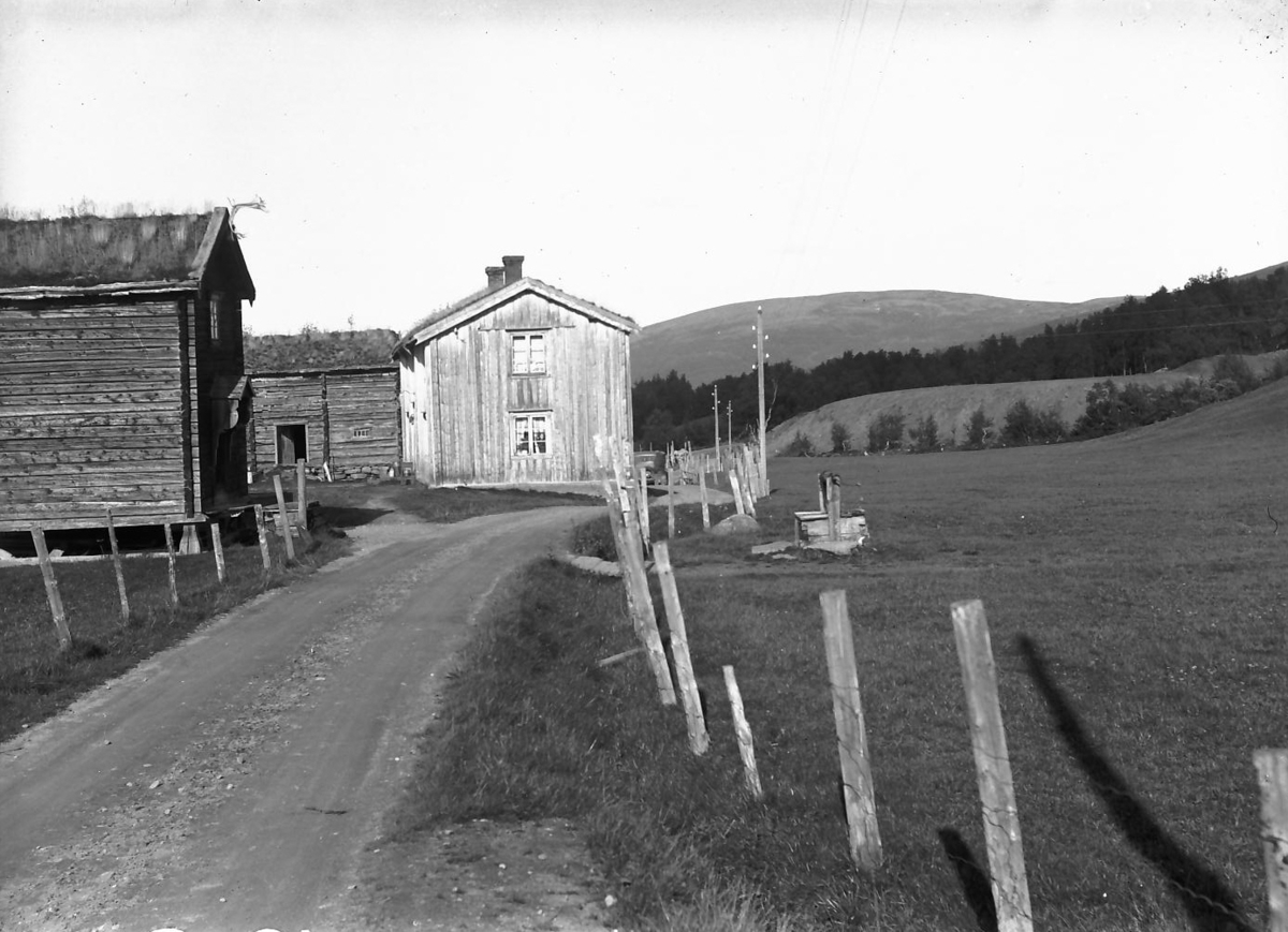 Per K. Lien, Landskap med gardsbruk, veien inn mot et gardstun, Dalsbygda el. Sør-Trøndelag.