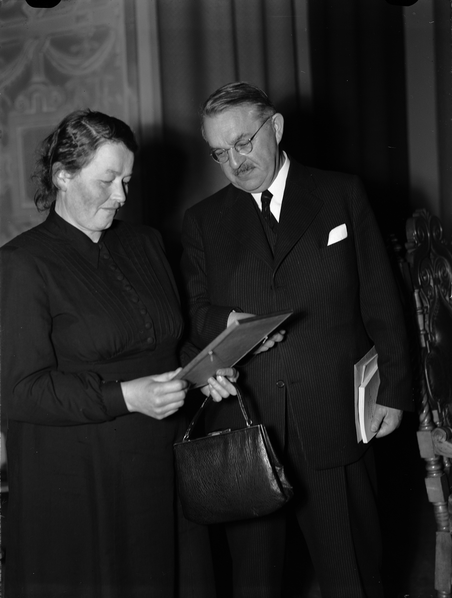 Paul Sandberg, Landshövding Hilding Kjellman and Woman Receiving Diploma, Uppsala 1945