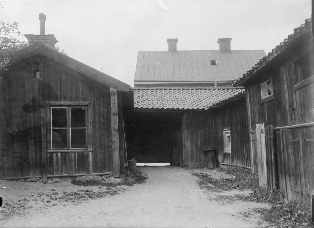 Alfred Dahlgren, Gårdsinteriör, Linnégatan 11, kvarteret Toven, Dragarbrunn, Uppsala 1908