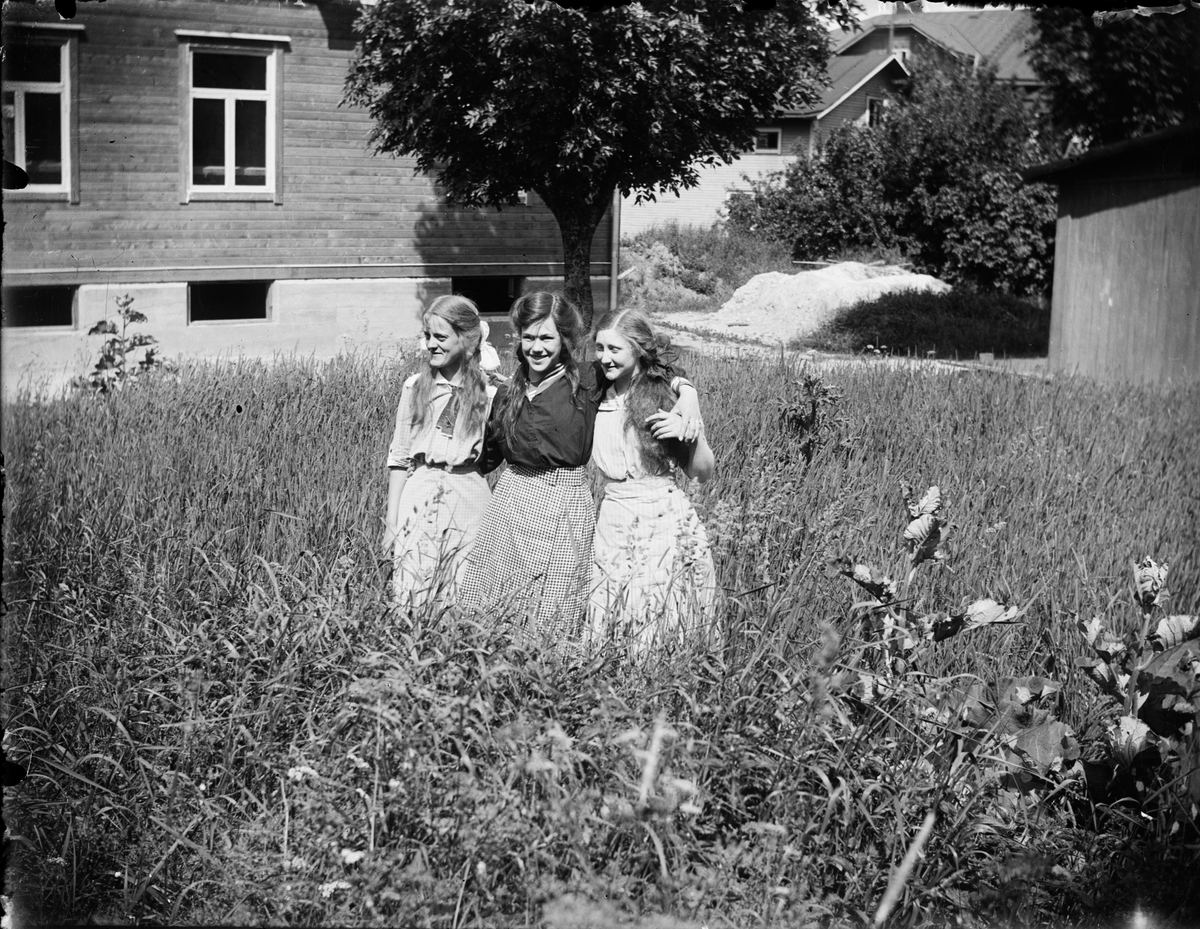 Skötsner-Edhlund, Sara Edhlund tillsammans med två väninnor vid nya bostadshuset, Östhammar, Uppland