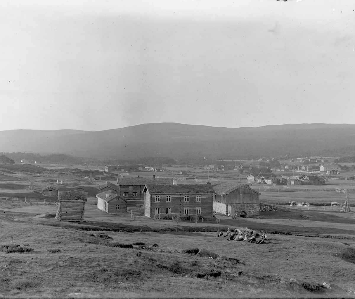 Peder J. Bredalslien, gårdstun, landskap, bebyggelse