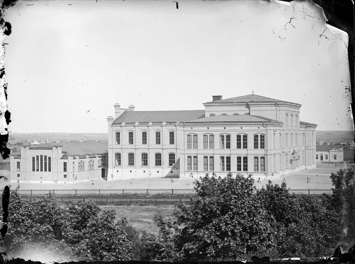 Henri Osti's Fotografiateliér, Högre Allmänna Läroverket, kvarteret Skolan, Luthagen, Uppsala, sannolikt 1870-tal
