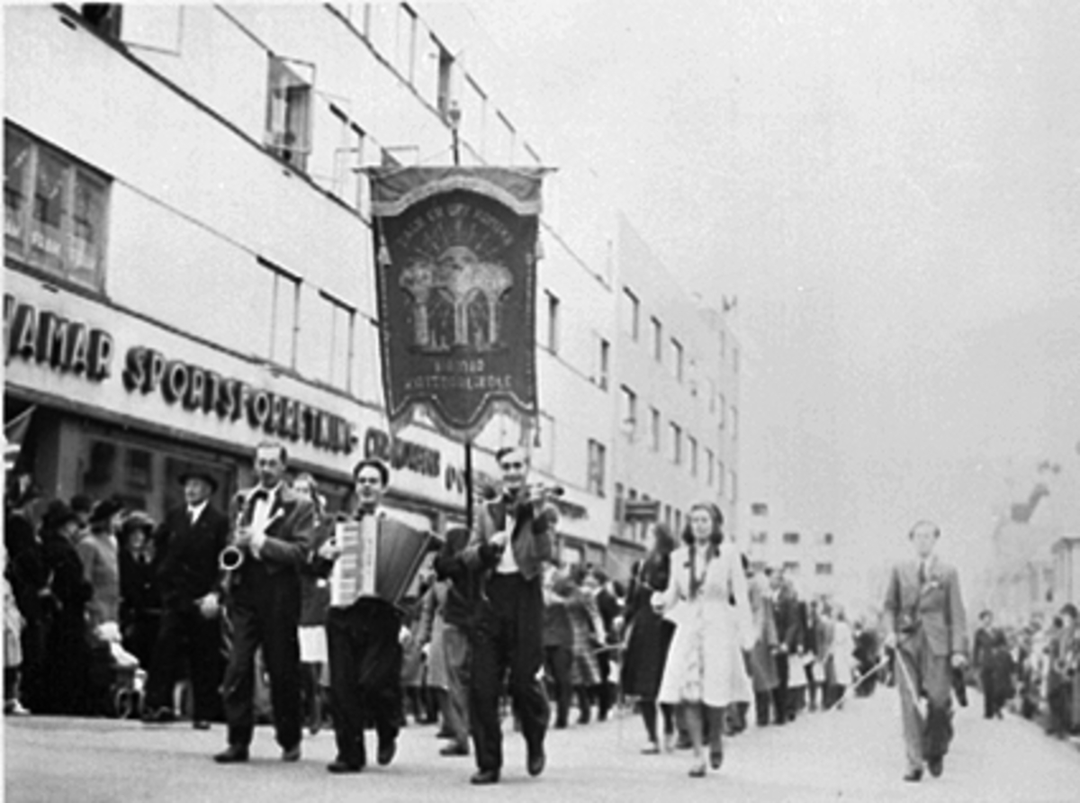 Anno Domkirkeodden, 17 MAI TOGET I TORGGATA VED HAMAR SPORTSFORRETNING, HAMAR KATEDRALSSKOLE, 3 MUSIKERE FRA HOTELL ASTORIA MED SAKSOFON, TREKKSPILL OG FELESE HHB 10099
