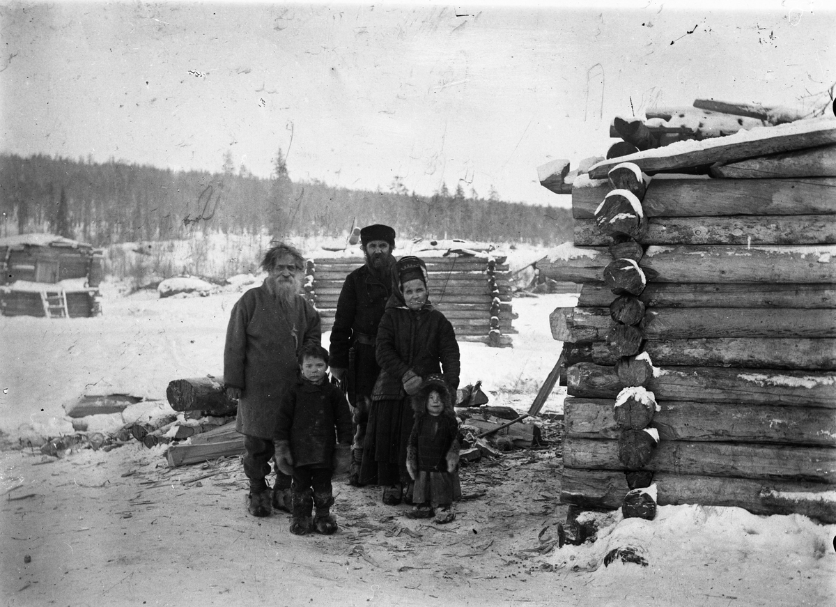 Ellisif Rannveig Wessel, Skoltesamiske barn og voksne ved hus, før Nuottjävre, Finland, senere Notozero, Russland, 1903.