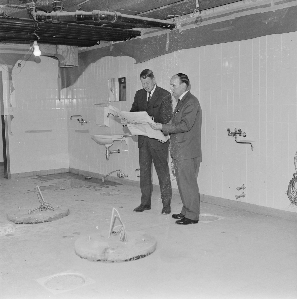 Uppsala-Bild, Academic Hospital, Men Looking at Drawing, Uppsala, March 1966