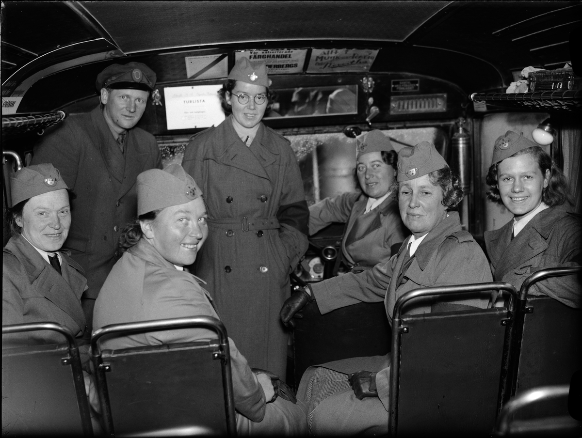 Paul Sandberg, Eva Hellenius, Margareta Olsson, Hedvig Hamilton, Ellen Biloff, Ruth Johansson and Lilly Rosén - participants in Uppsala Kvinliga Bilkår’s bus driving course - together with a bus driver