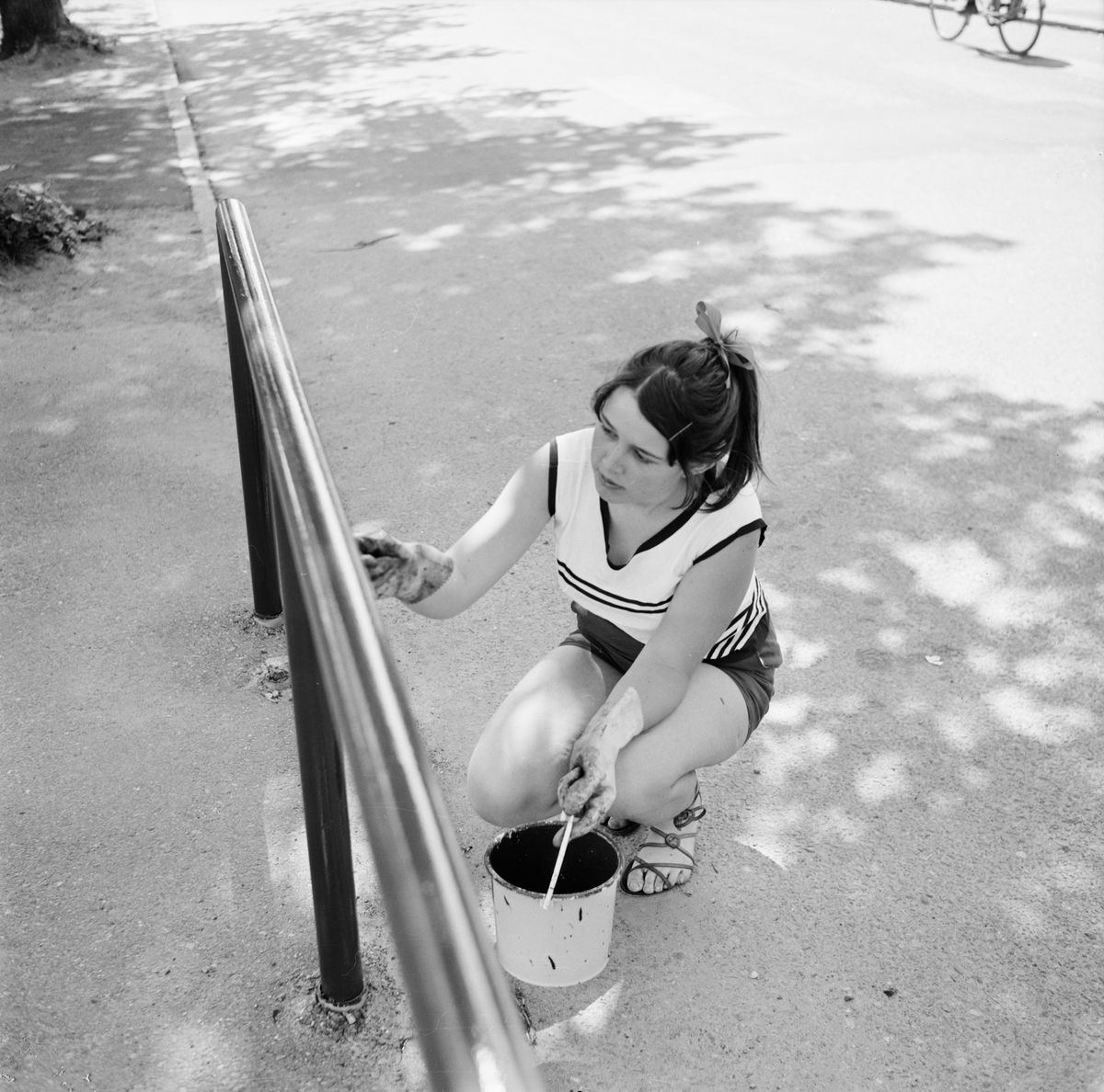 Tierp Arbetarbladet, Anneli Morberg målar staket under sitt feriearbete hos Tierps köpings parkavdelning, Tierp, Uppland juni 1968