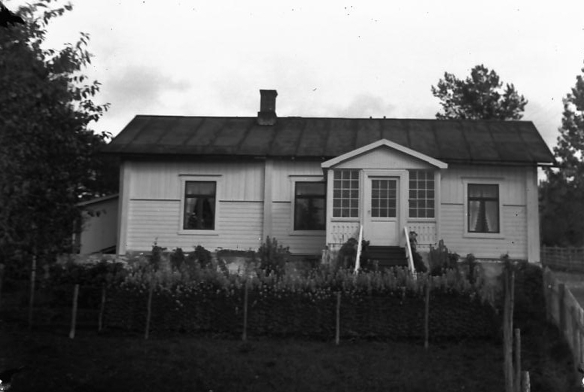 Per K. Lien, Hus med glassveranda, hage foran.