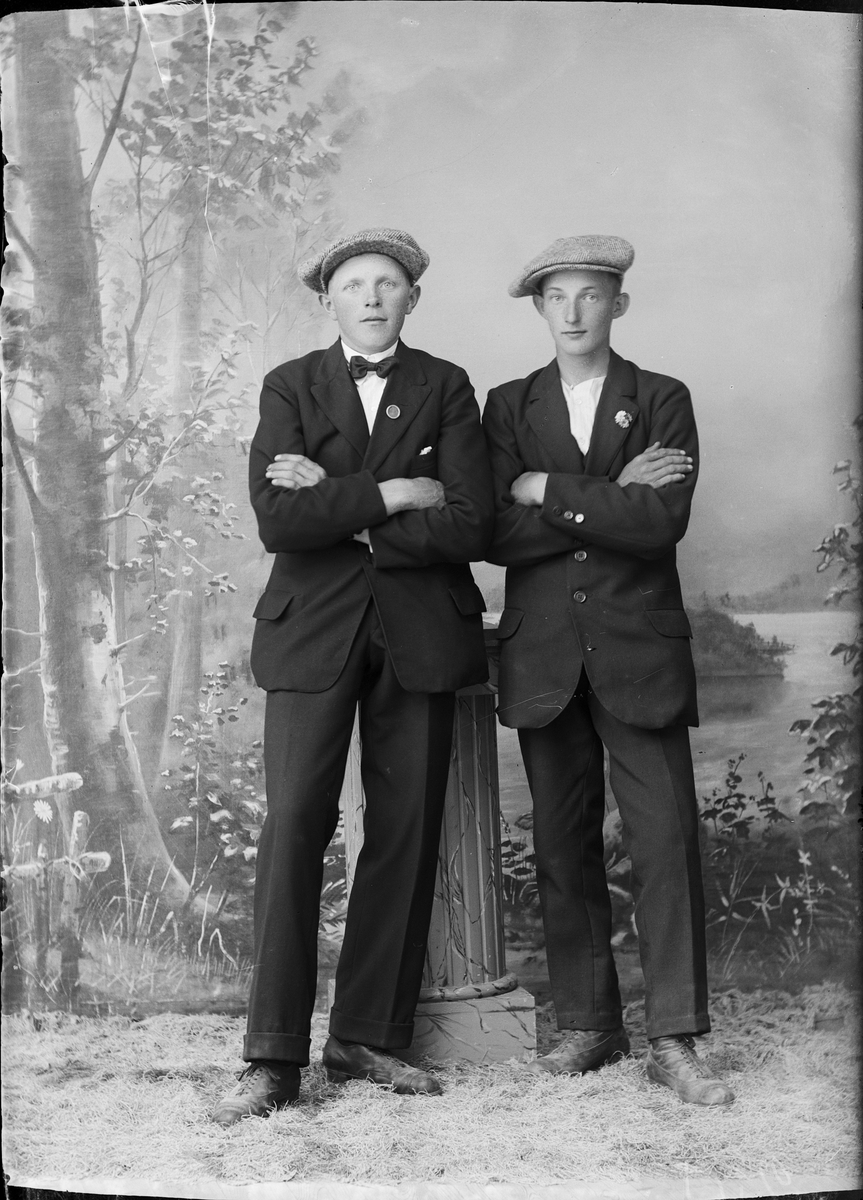 Skötsner-Edhlund, Ateljé Portrait - Young Man Together with Birger Messing from Börstil, Uppland 1922