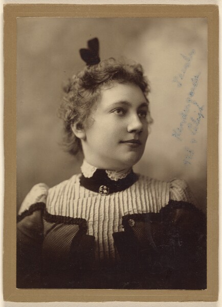 Unknown, [Unidentified woman, in 3/4 profile]