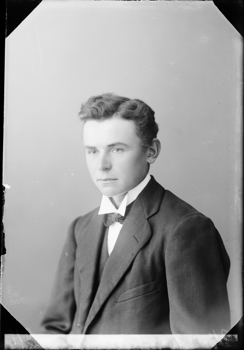 Skötsner-Edhlund, Ateljéporträtt - Walfrid Eriksson från Sandika, Harg socken, Uppland 1921