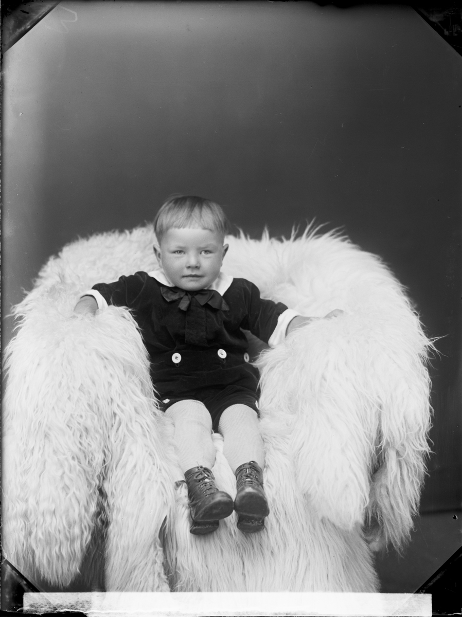 Skötsner-Edhlund, Barnporträtt - pojke, Östhammar, Uppland