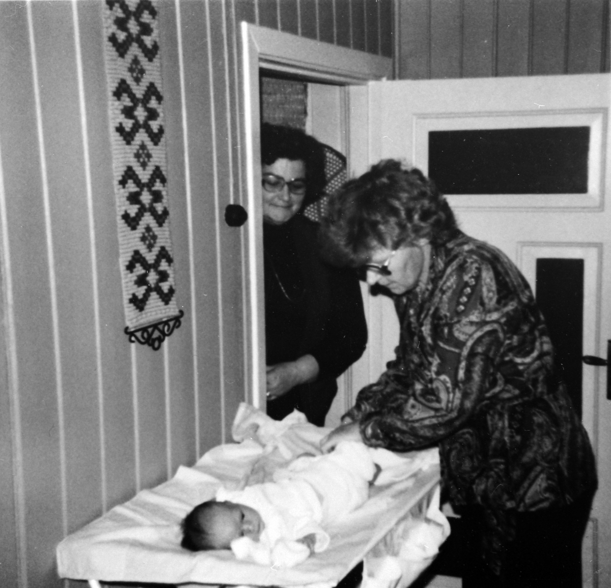 Anno Domkirkeodden, Helsesøster Anne Trollvik på hjemmebesøk, til venstre er Agnethe Kylstad. 1982.