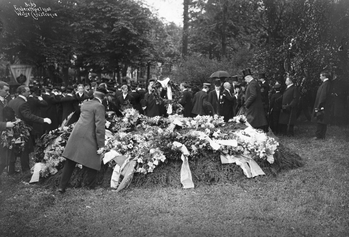 Anders Beer Wilse, Prot: Henrik Ibsen - Studenter legger krandsen paa 1906