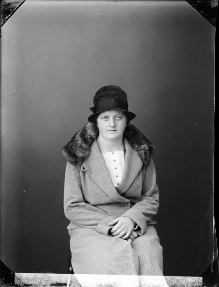 Skötsner-Edhlund, Ateljéporträtt - Helga Andersson från Uppskedika, Uppland