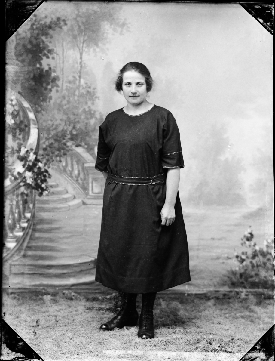 Skötsner-Edhlund, Ateljéporträtt - Esther Mattsson från Annö, Valö socken, Uppland