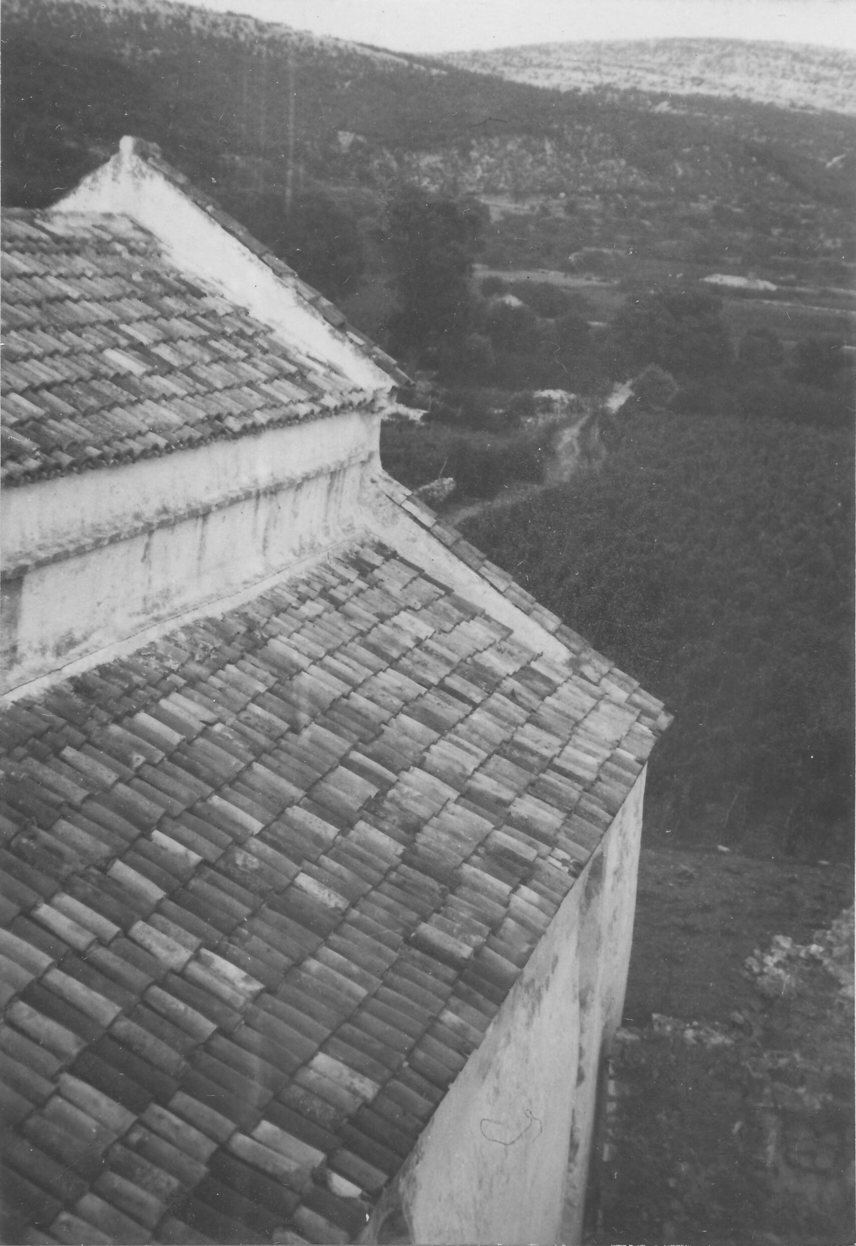 Branko Fučić, Supetarska Draga (Rab), crkva sv. Petra, dio vanjštine: detalj krova, pogled prema začelju