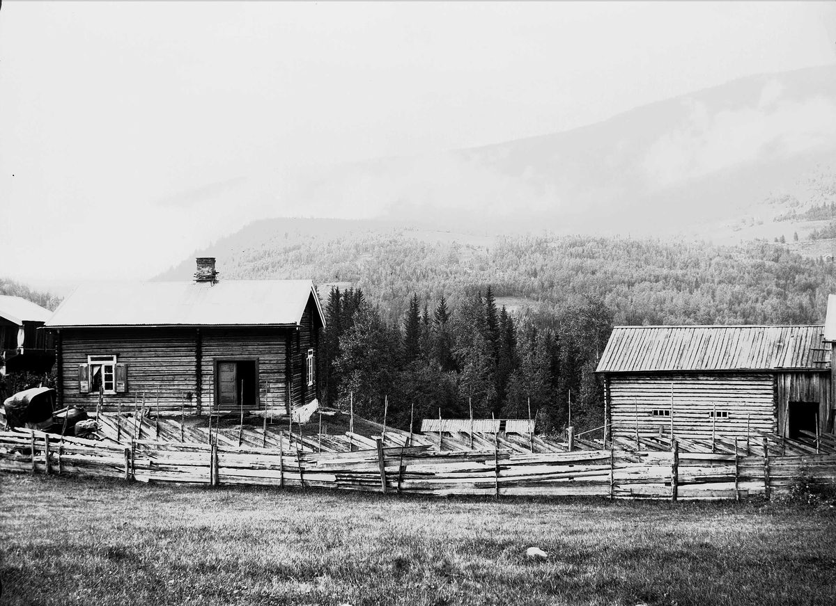 Axel Quinsgaard Wiborg, Kvisle, Numedal. Rollag, Buskerud, 1906. Tømmergård med skigarder.