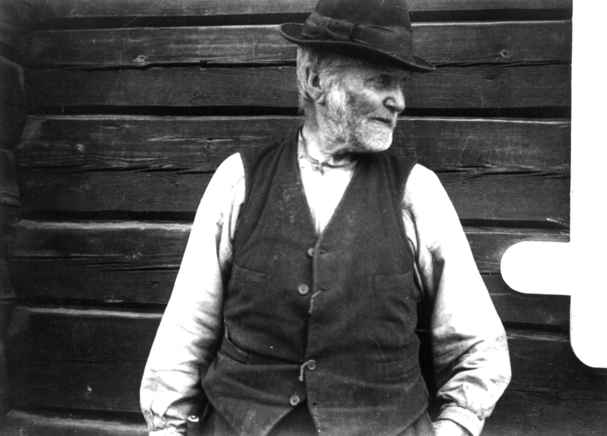 Anna Grostøl, Aust-Agder 1936. Portrett av bjørneskytteren og vandrelærer Olav T. Oland. Harstveit, Gjøvdal.