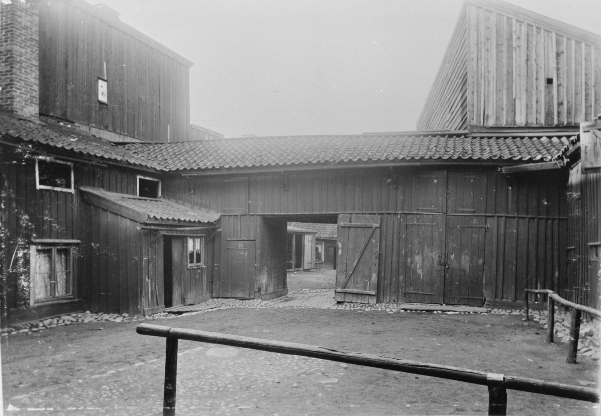 Alfred Dahlgren, Gårdsinteriör från Dragarbrunnsgatan 23, S:t Per, Uppsala 1901 - 1902