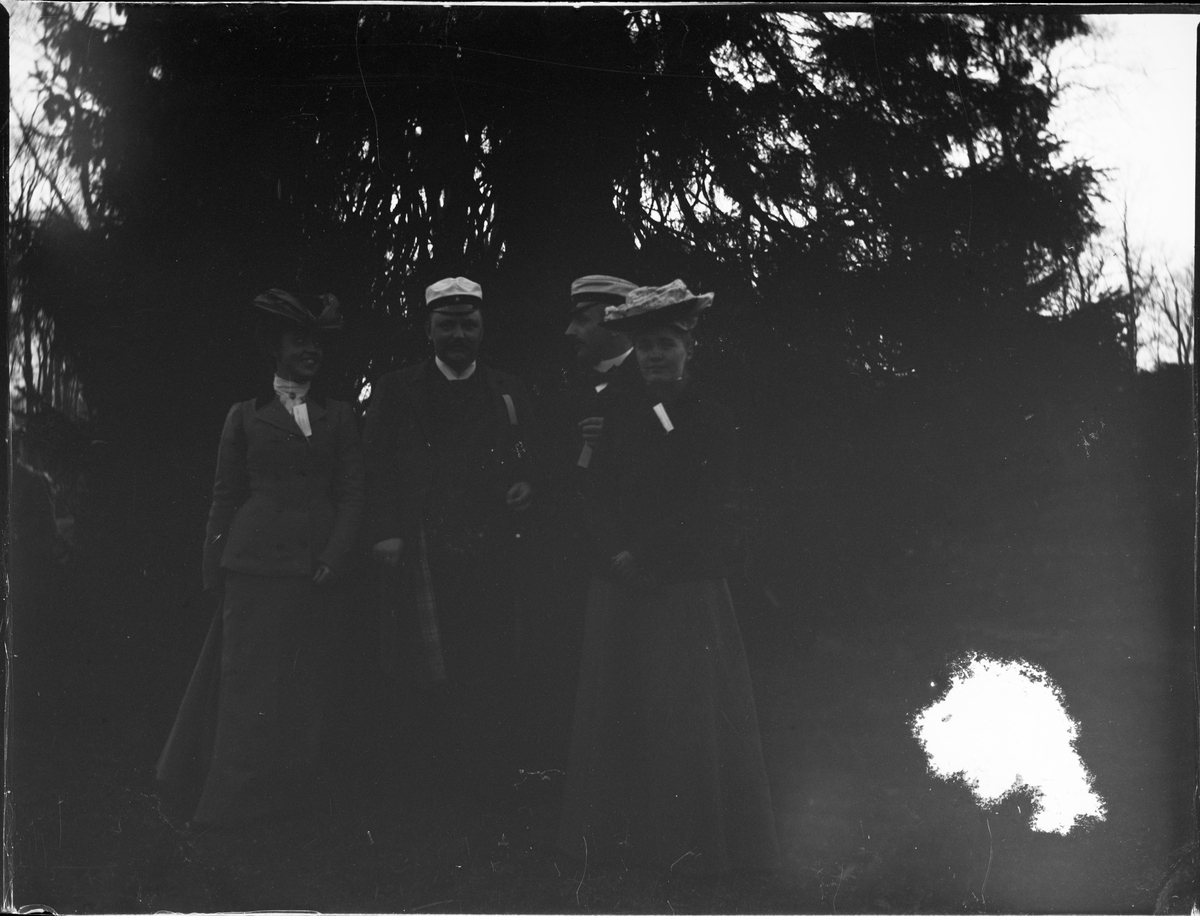 Okänd,, Women and Men in the Castle Park, Uppsala
