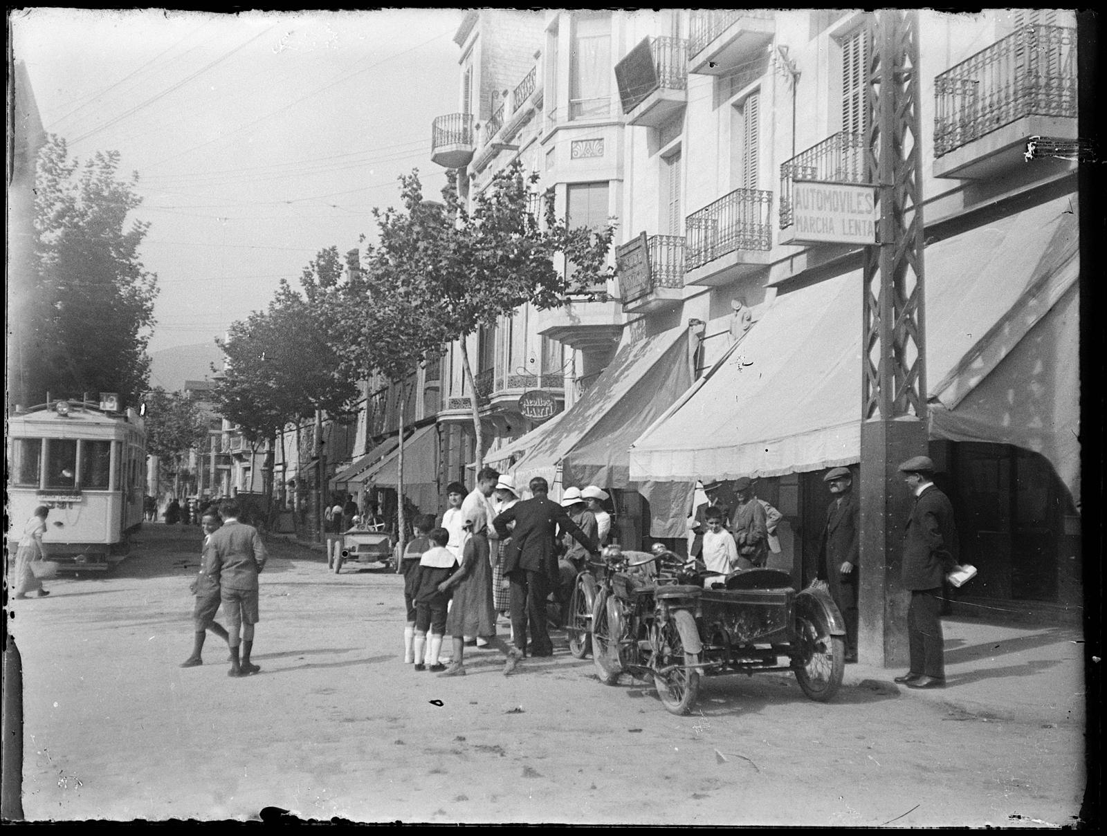 Desconegut, [Vianants al Passeig Reina Elisenda de Montcada]