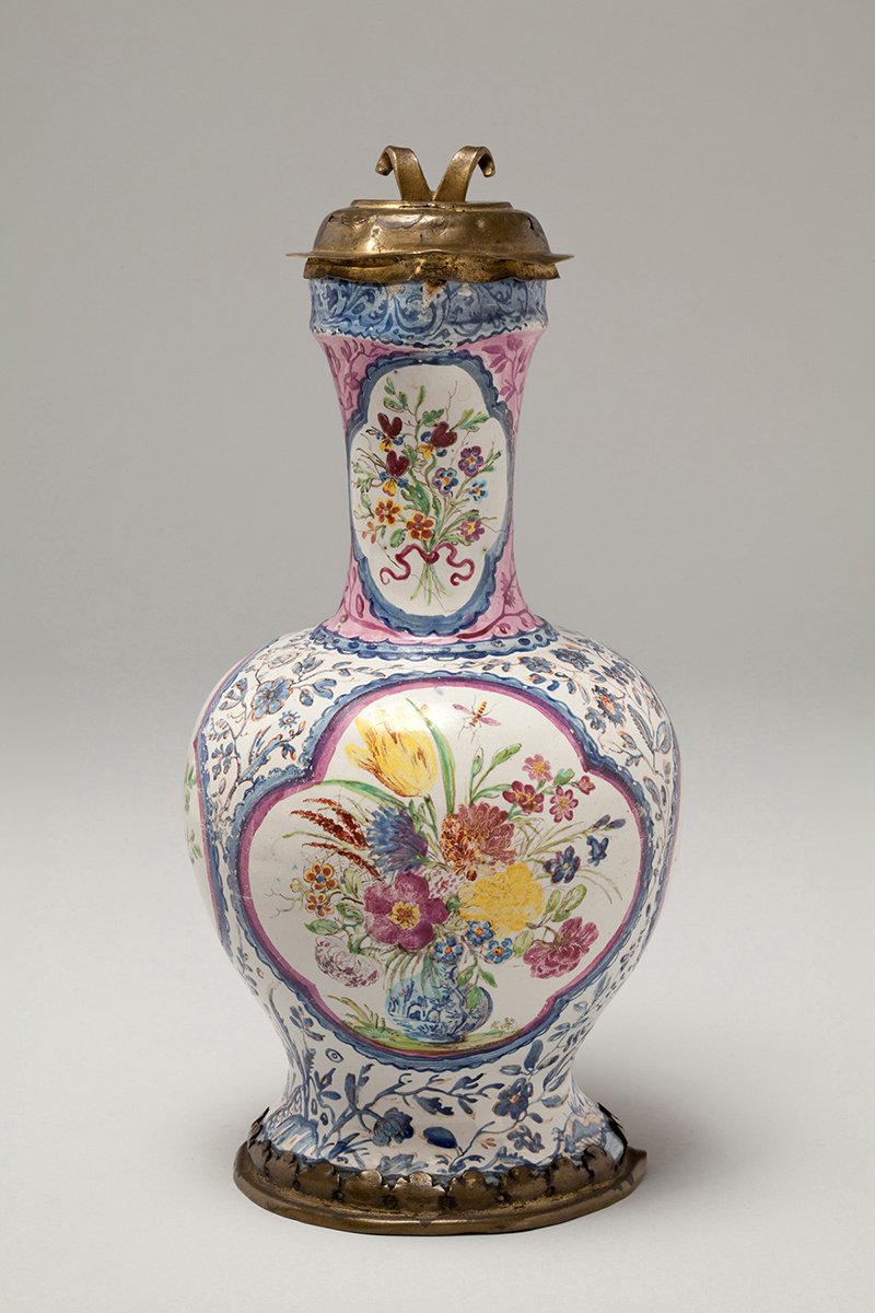 Fayencemanufaktur Ansbach, Enghalskanne mit Blumensträußen und Papageien