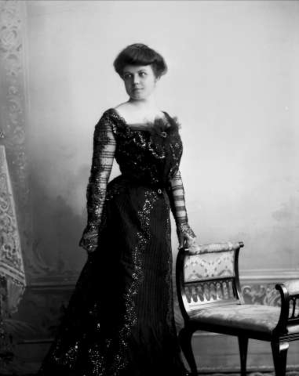 Gustav Borgen, Portrett, kvinne i mørk kjole, chiffonarmer(?). Fru (Mrs) A. S. Olney.