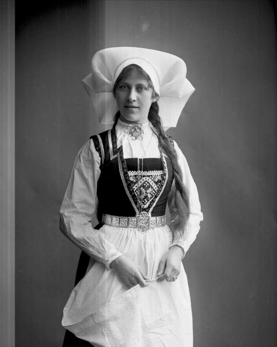 Gustav Borgen, Portrett, kvinne i hardangerbunad.