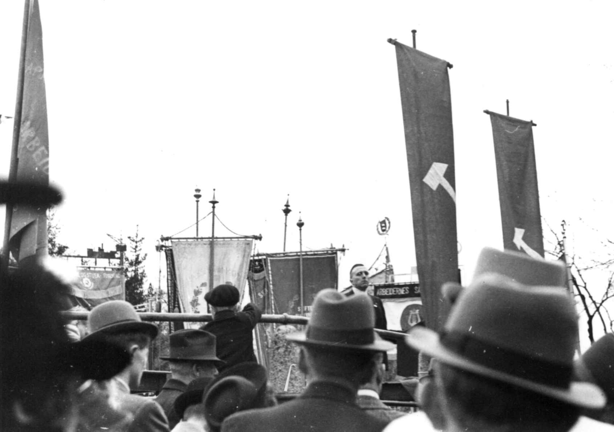 Anna Grostøl, Kirkestatsråd Hjelmtveit taler i Egelunden, Kristiansand 1939. Folk står med faner og bannere.