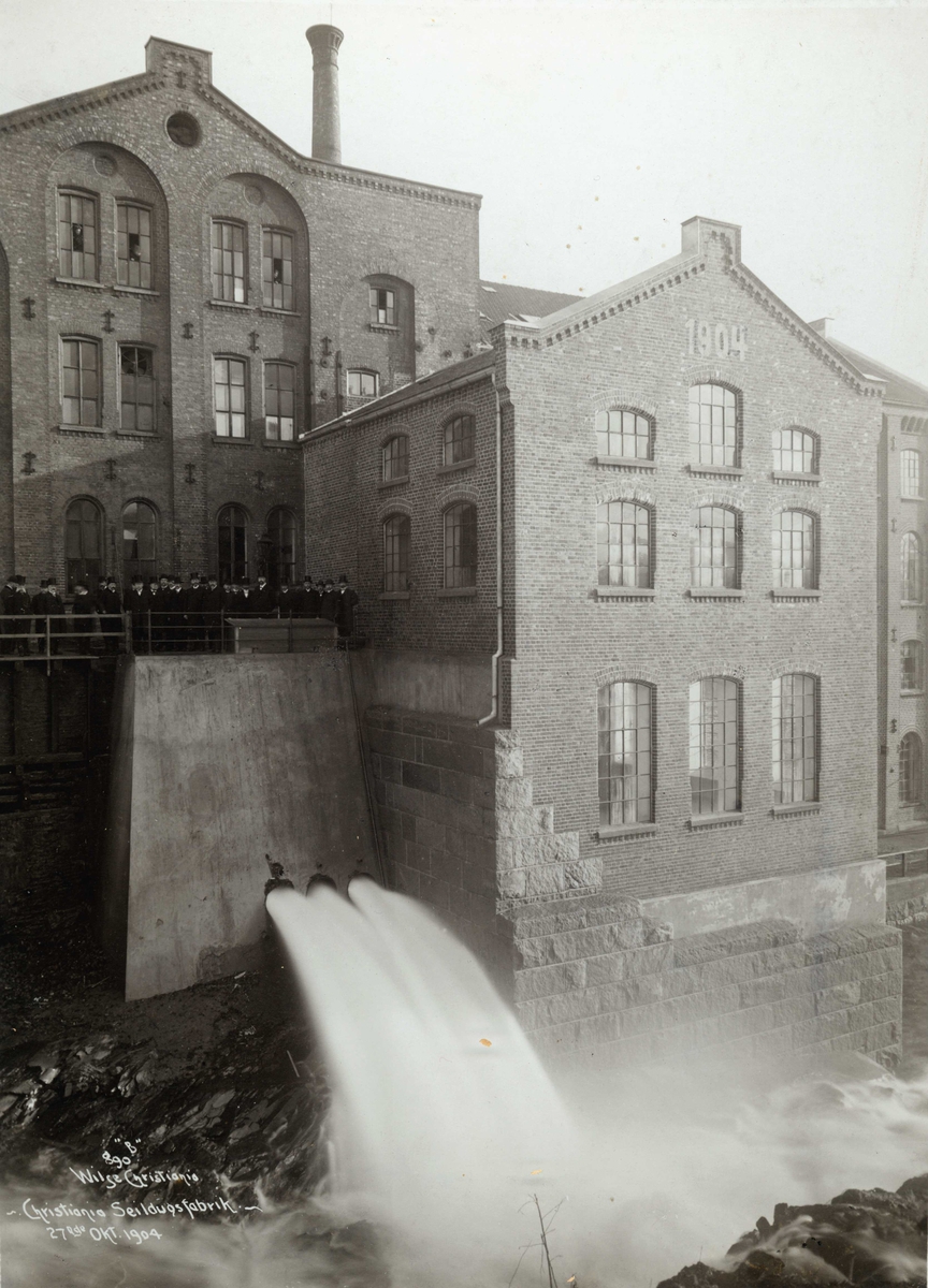 Anders Beer Wilse, Fortex A/S. Christiania Seildugsfabrik. Bygninger og Akerselva. Oslo 1904.