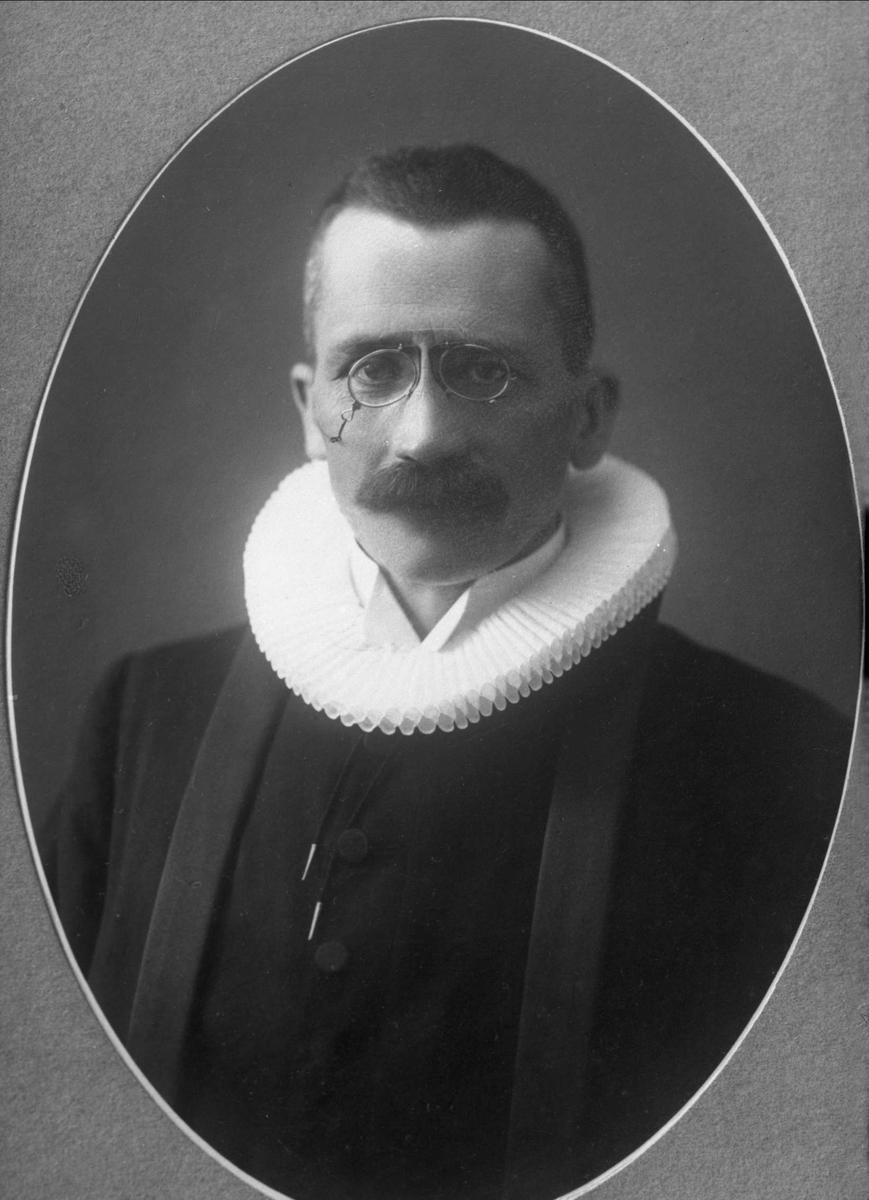 Gustav Borgen, Portrett, prest i drakt. Pastor Lund, Ålesund.