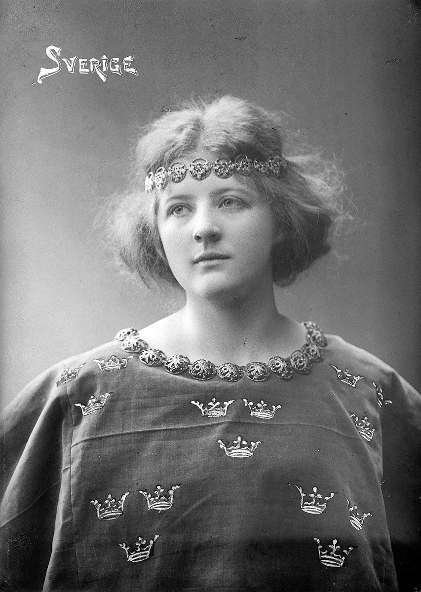 Solveig Lund, Brystportrett av kvinne i drakt med riksvåpen (tre kroner) og hårsmykke.