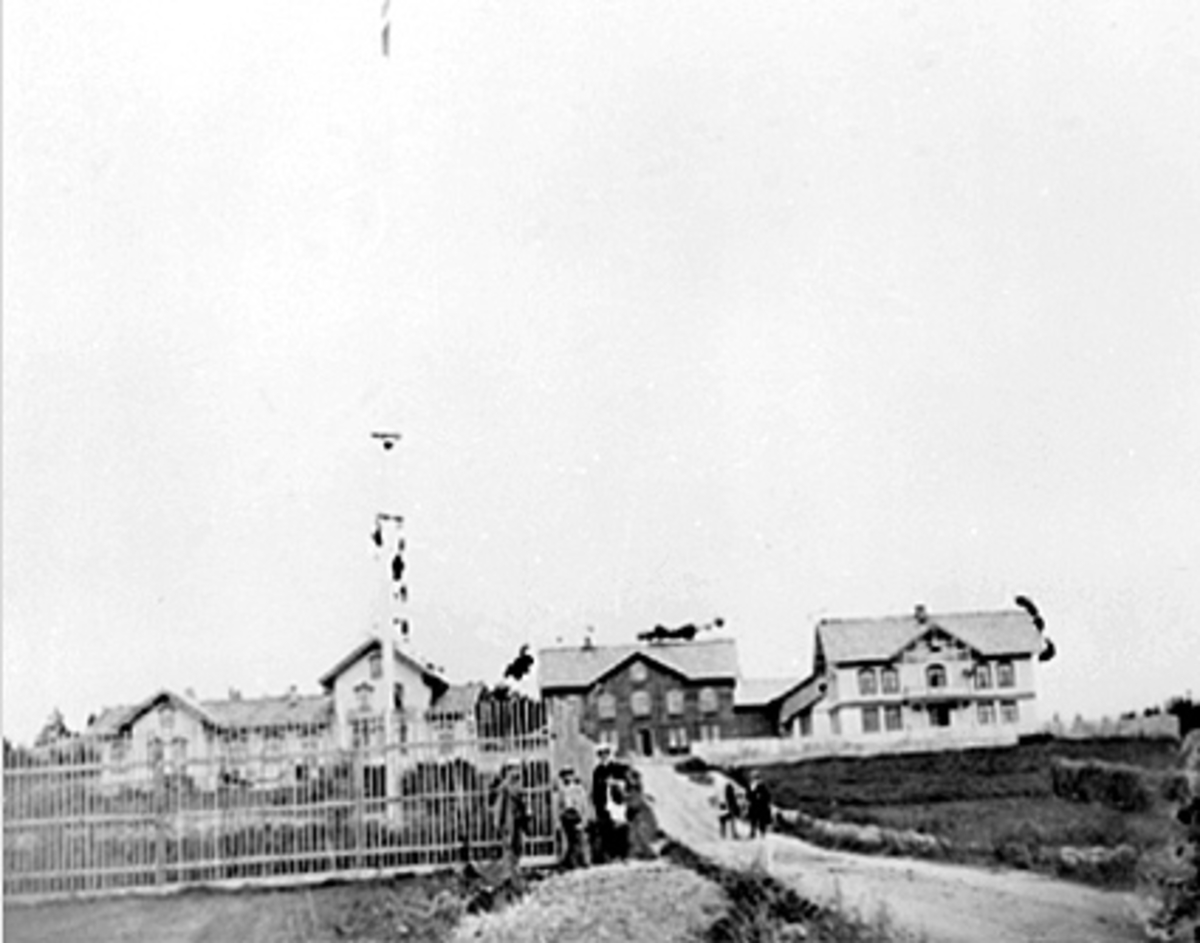 Anno Domkirkeodden, Eksteriør, Sagatun folkehøyskole, bygd i 1865 av Herman Anker. Til venstre Mix og Herman Ankers bolig, skolebygningen i midten og Olaus Arvesens bolig til høyre.