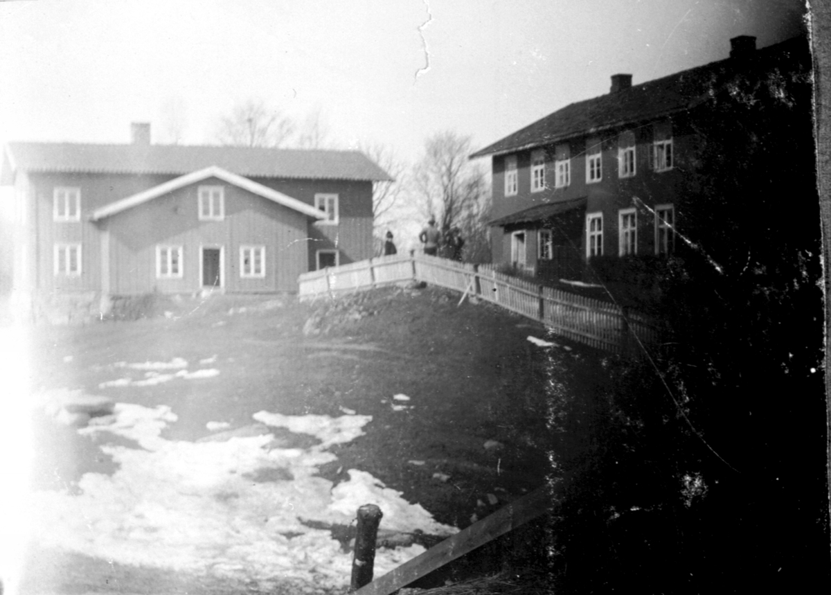 Anno Domkirkeodden, Gardstun, Berg østre, Veldre, Ringsaker. Bryggerhus med matstabbur til venstre, hovedbygning.