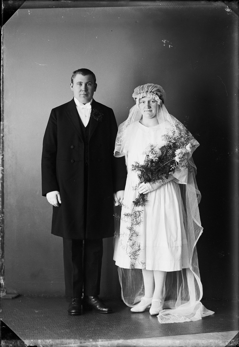 Skötsner-Edhlund, Brudpar från Uppskedika, Hökhuvud socken, Uppland 1923