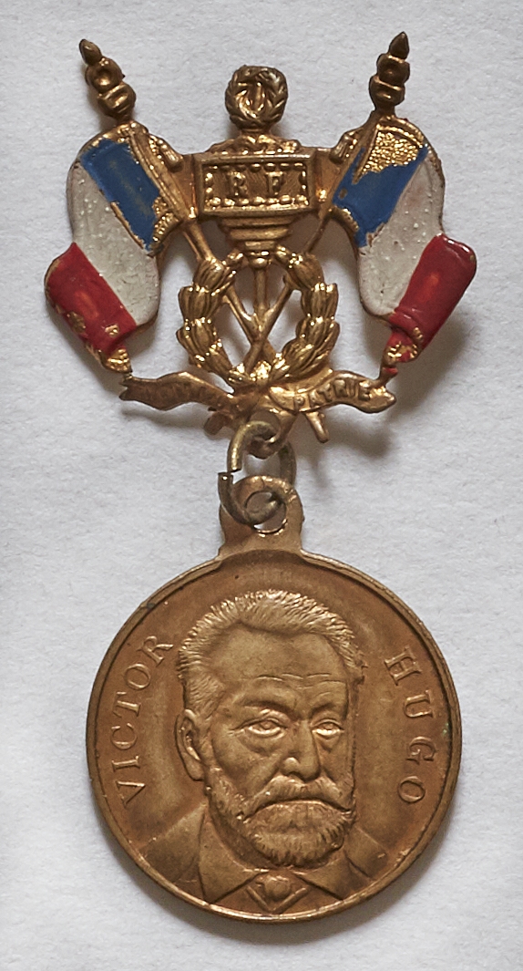 Anonyme, Insigne en souvenir de la mort et des funérailles de Victor Hugo