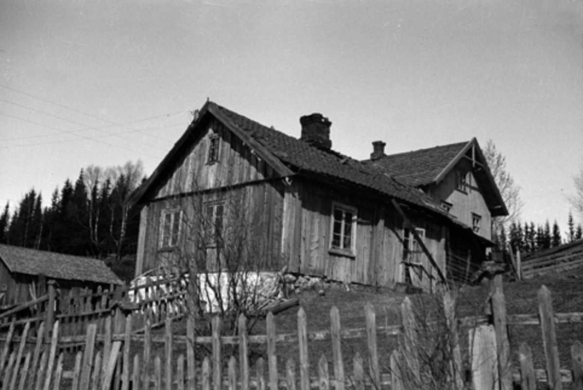 Toralv Bleken-Nilssen, HOLTER. FURNES i Ringsaker. BYGNING. 698-5 NORDÅSEN.